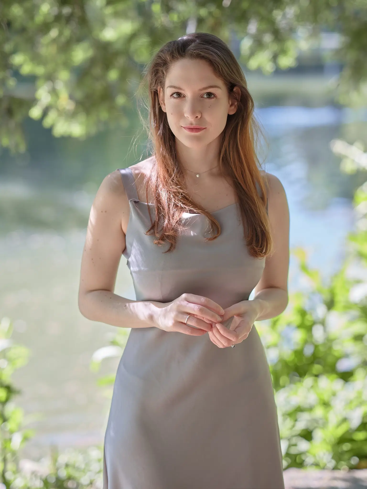Outdoors portrait shooting at the part with brunette model