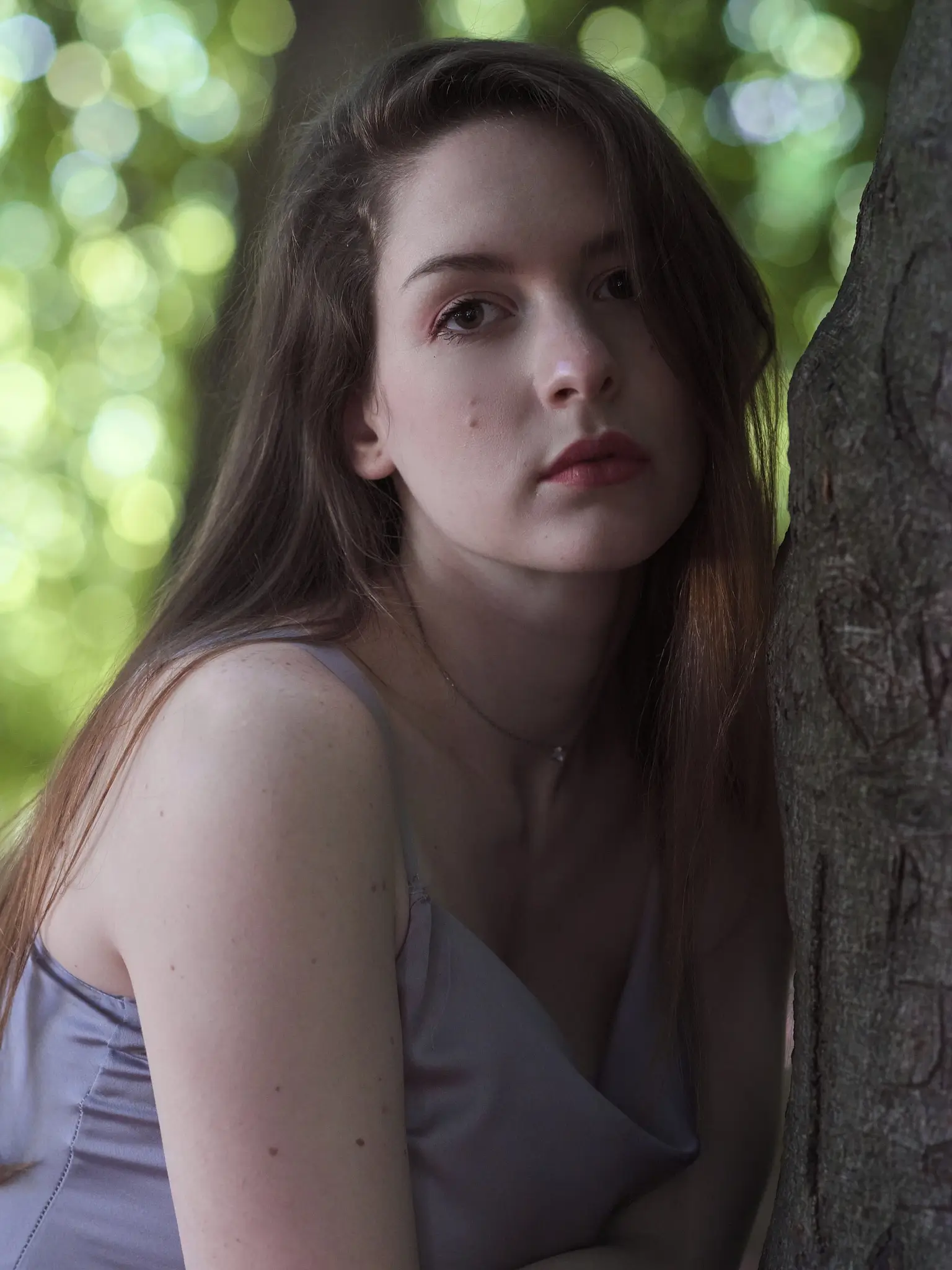 Outdoors portrait shooting at the part with brunette model