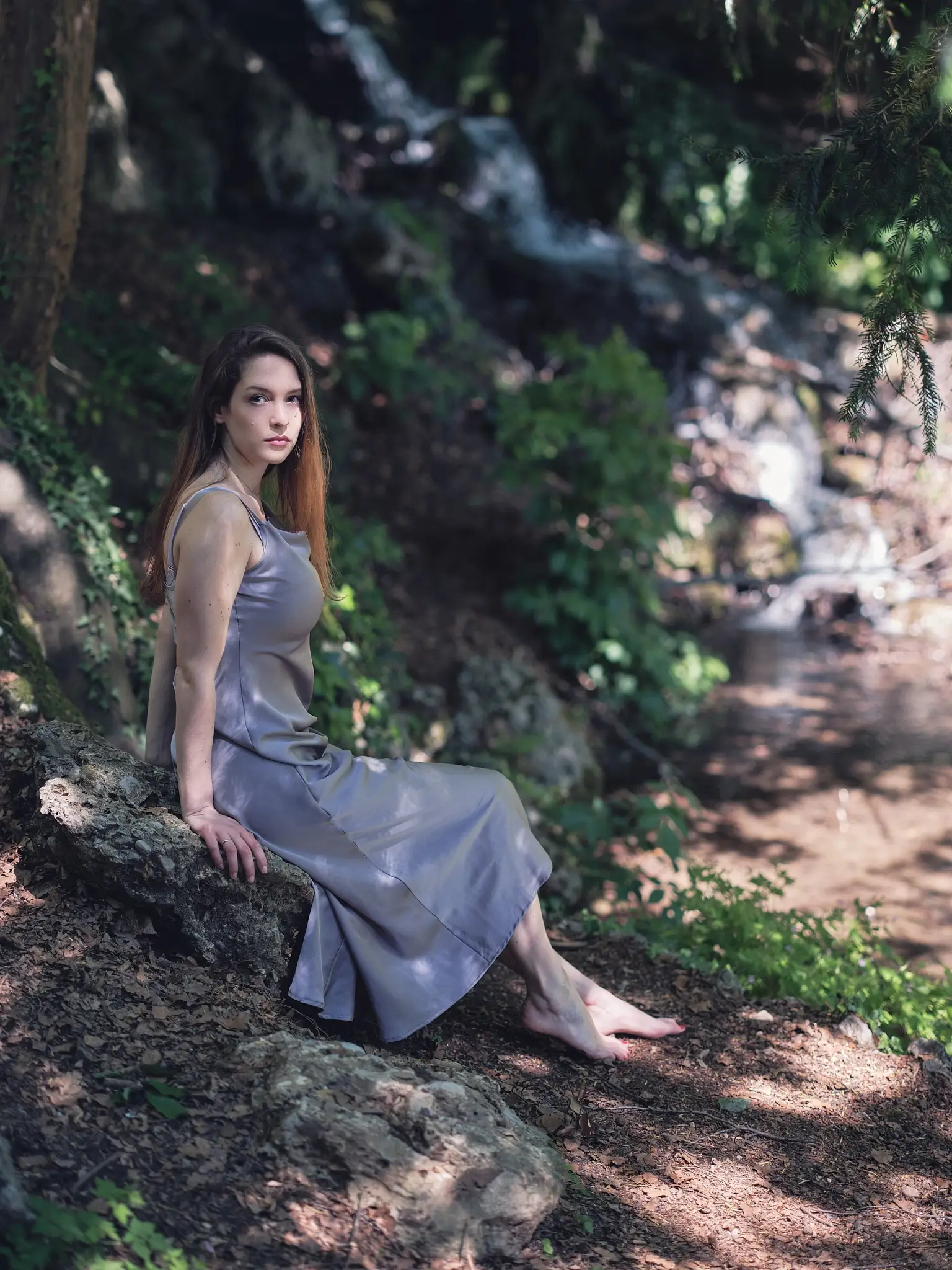 Outdoors portrait shooting at the part with brunette model