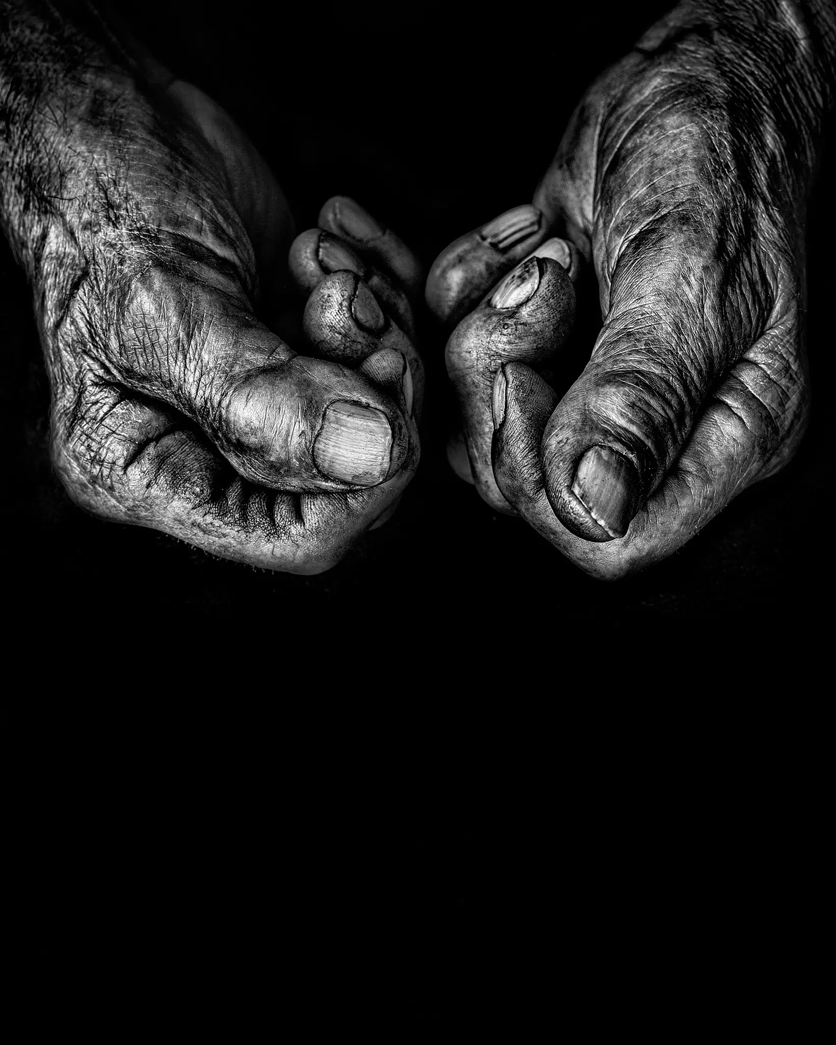 Inside the Photo - Black and white image from project "Hands" by Noémia Prada