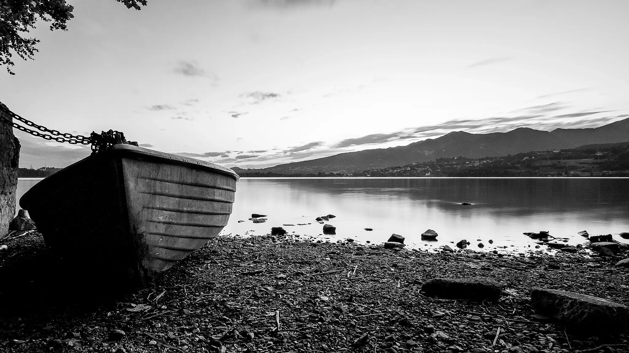Matteo Franchi Foto - Black and white landscape with resting boat at Lake of Pusiano