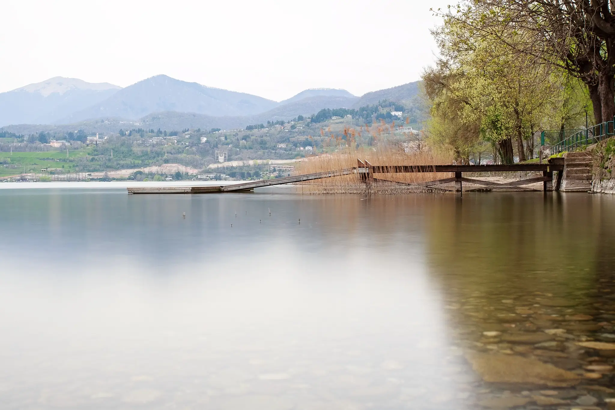 Matteo Franchi Foto - Silky water on a fall day at Lake of Pusiano