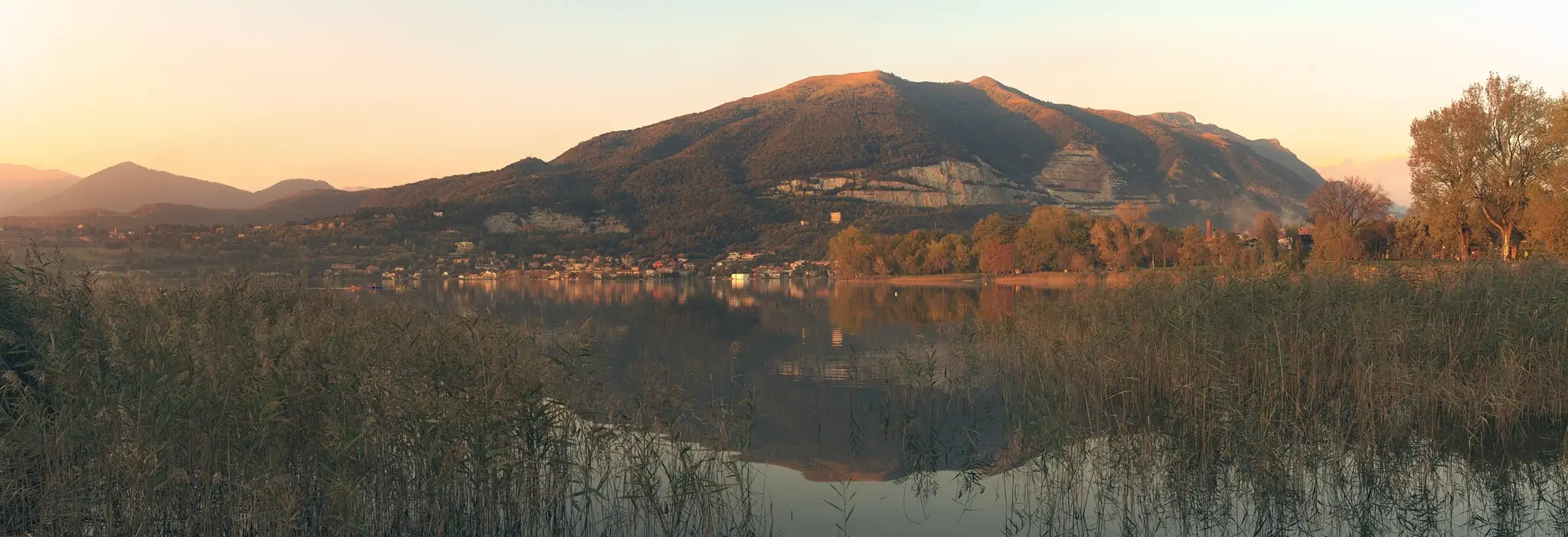 Matteo Franchi Foto - Panorama of the view from the walk on the Lake of Pusiano