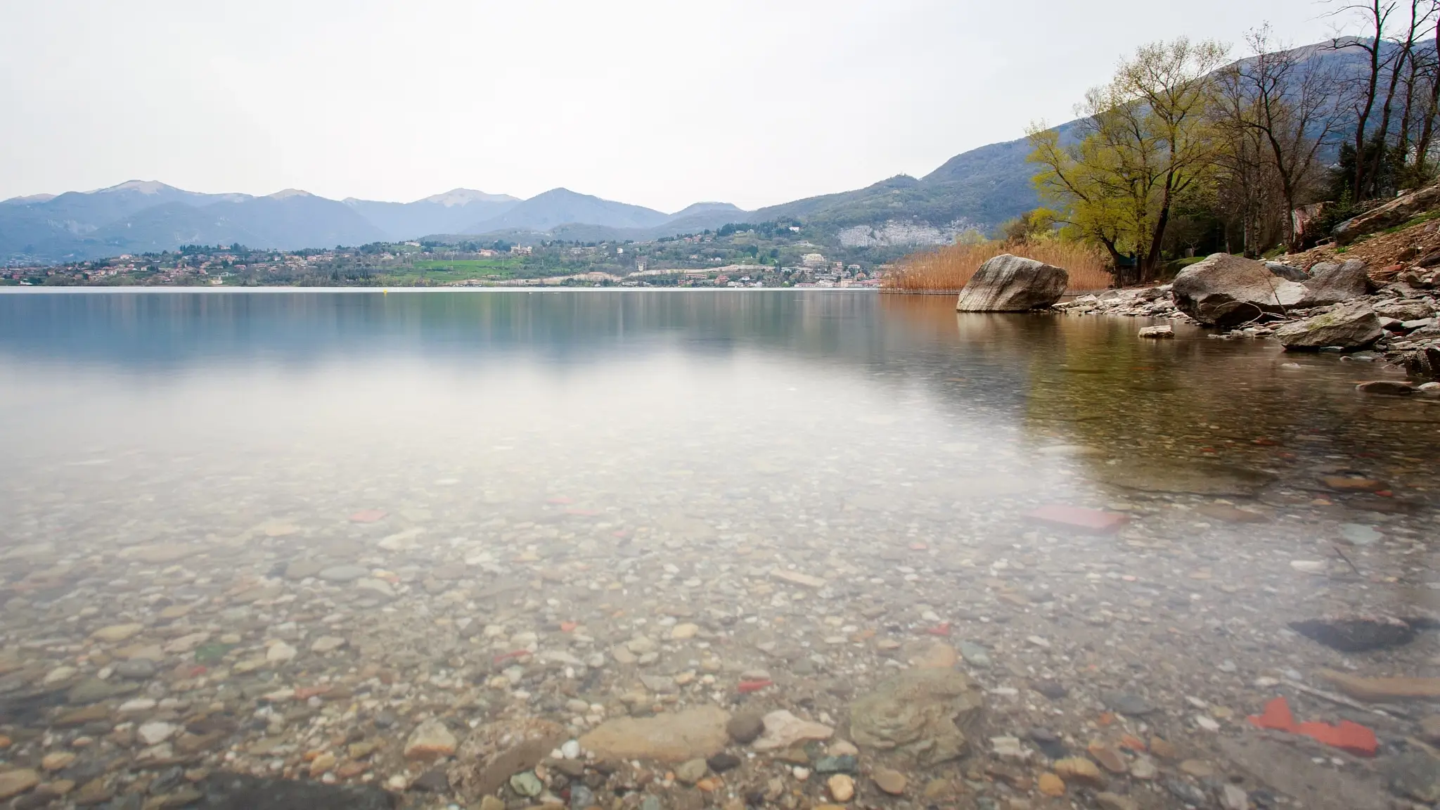 Matteo Franchi Foto - Silky water on a fall day at the Lake of Pusiano