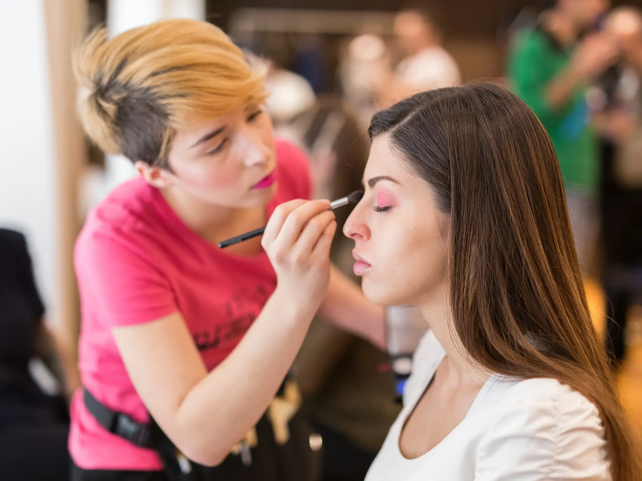 Matteo Franchi Foto - Bizzarro Team makeup artist creating the makeup