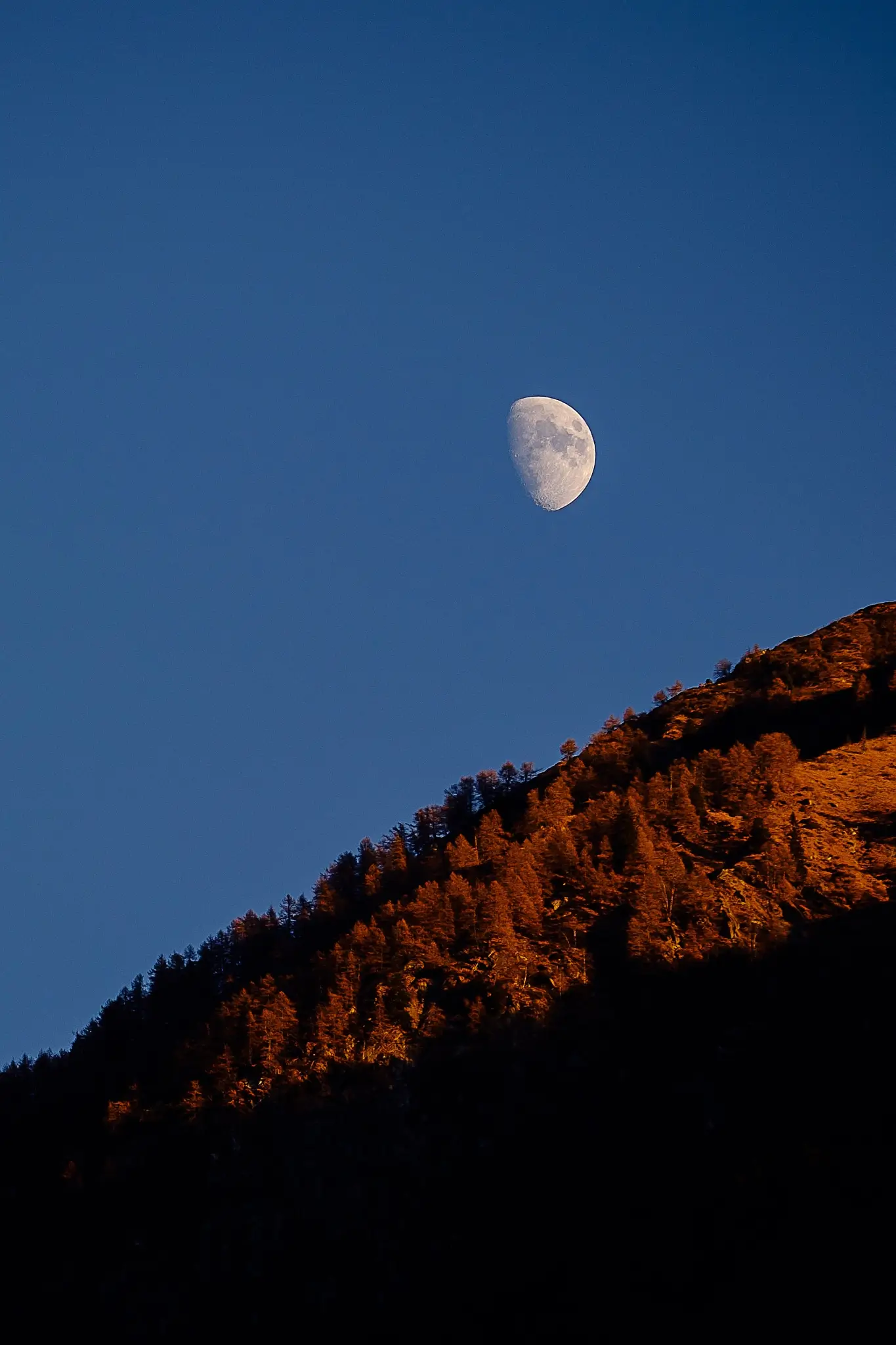 Matteo Franchi Foto - The Moon just before hiding behind a mountain