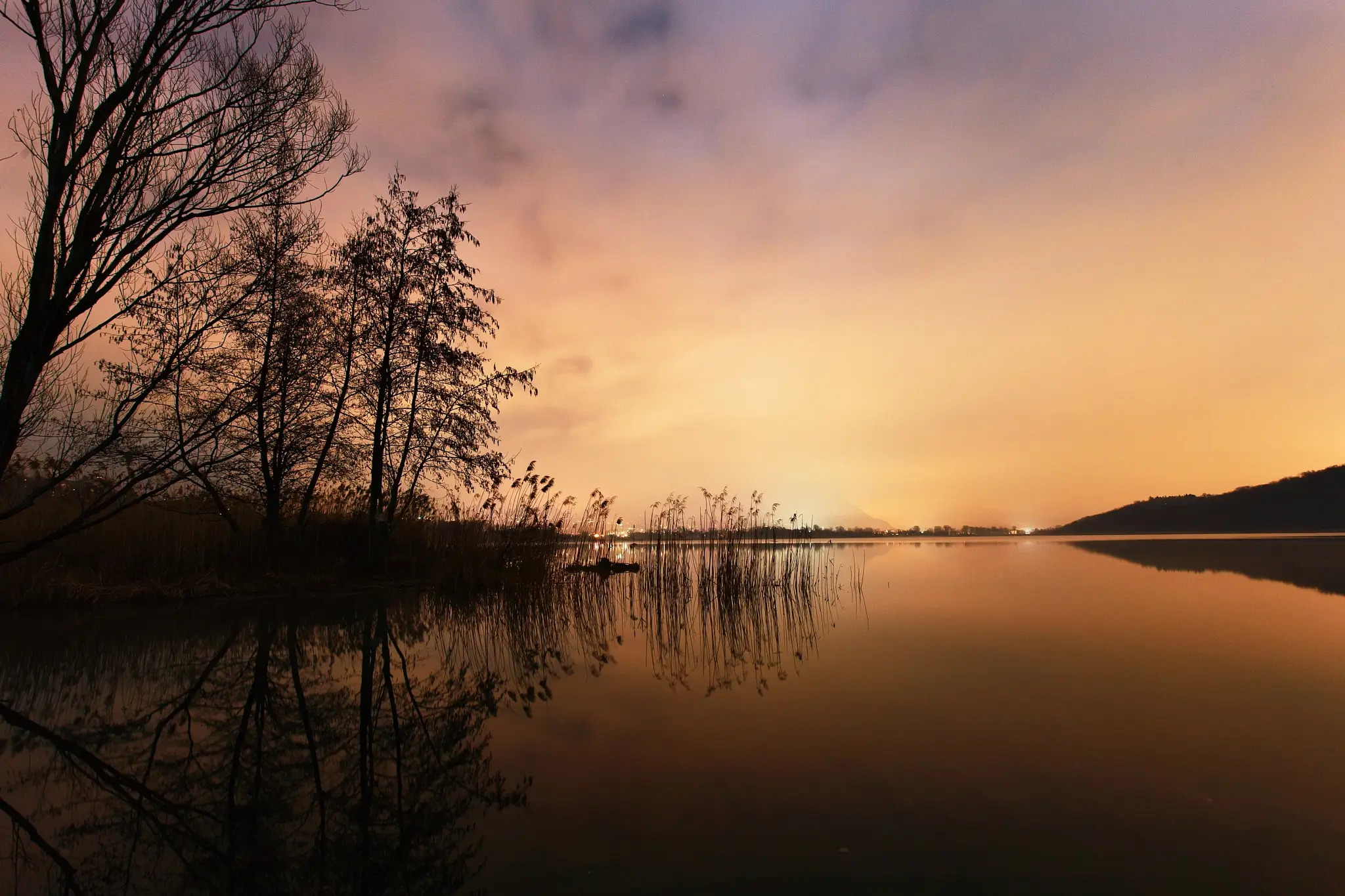 Matteo Franchi Foto - Night view of a lake with reflection of trees
