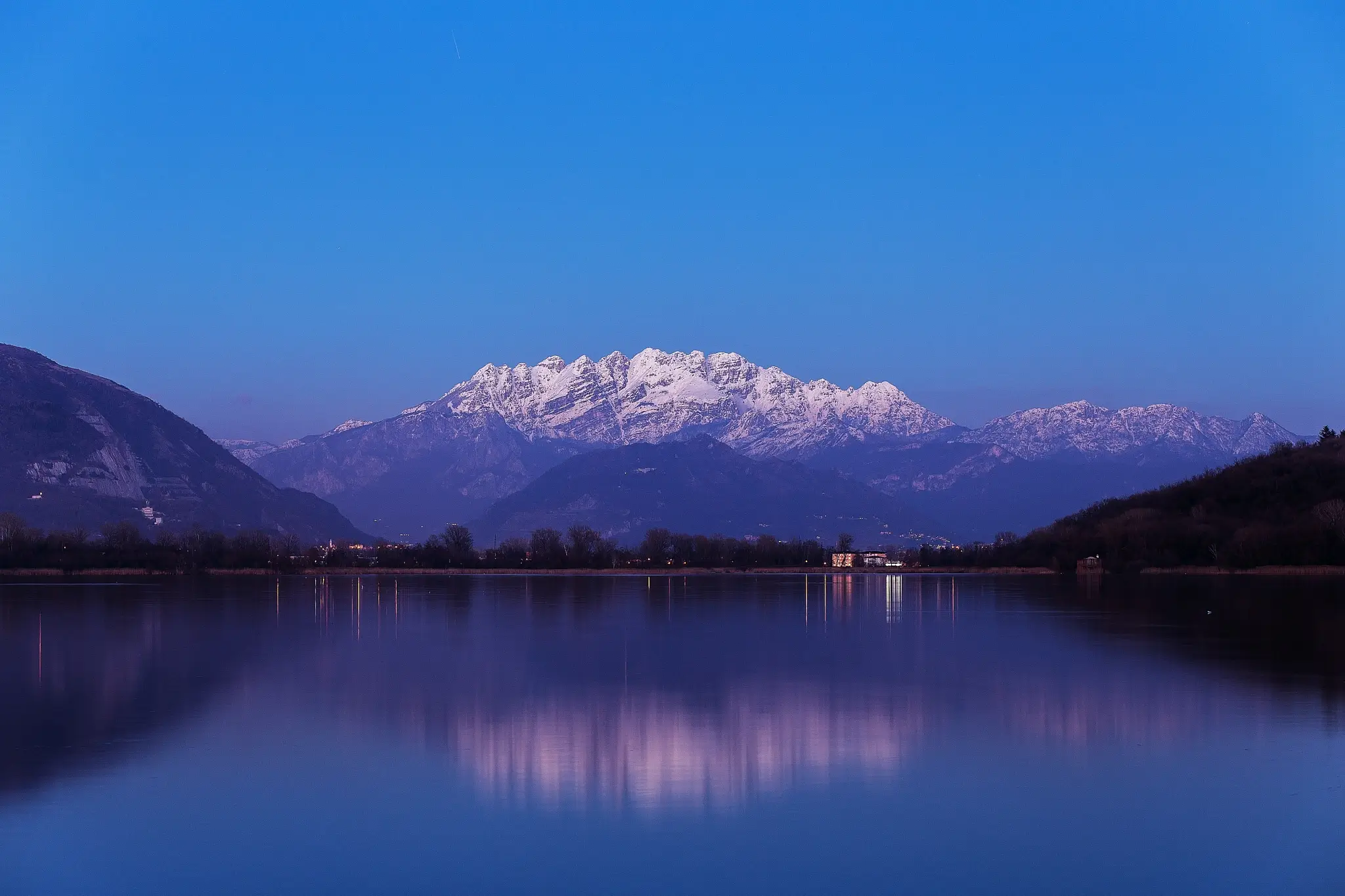 Matteo Franchi Foto - View of a snowy mountain and a lake