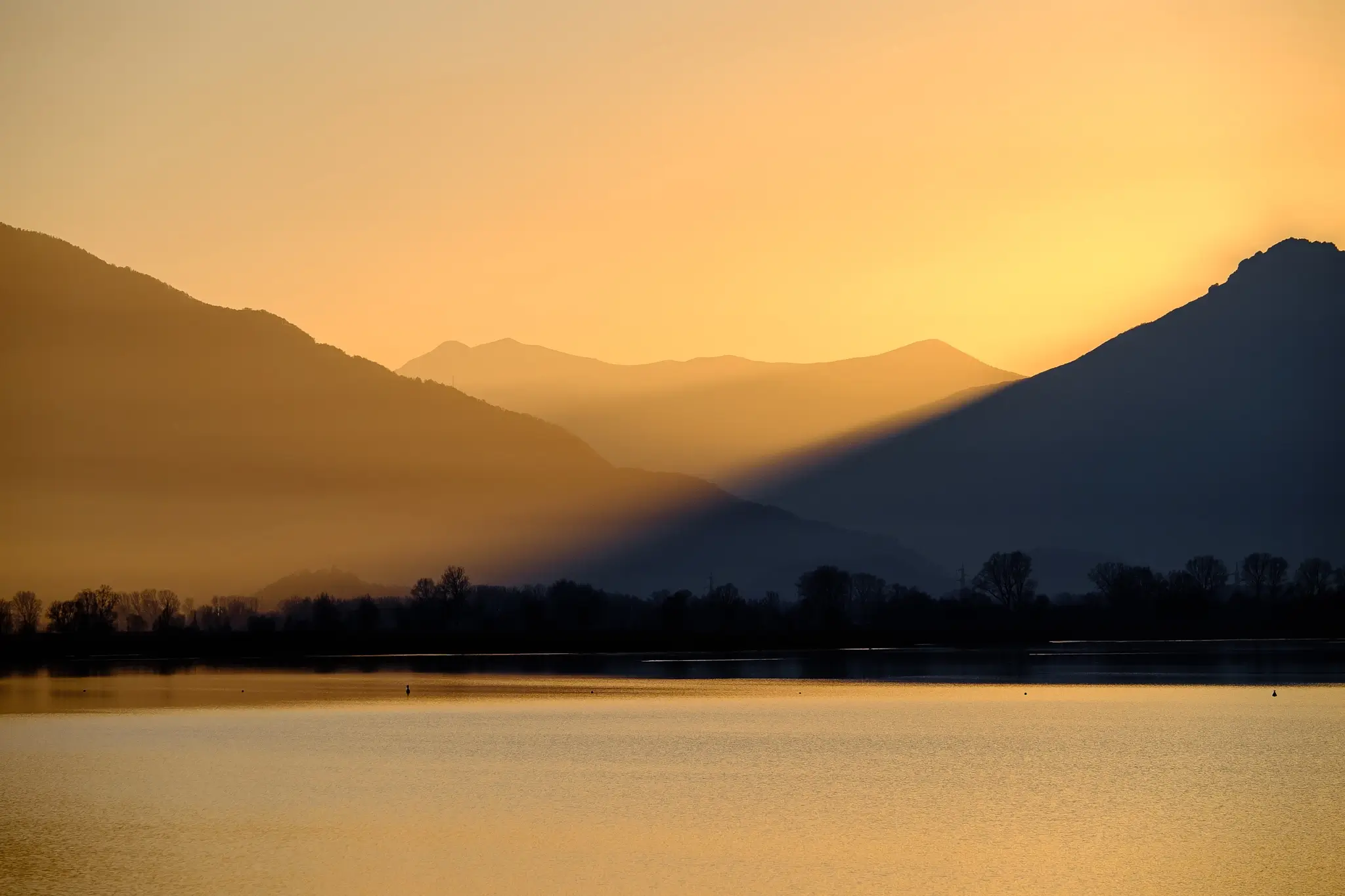 Matteo Franchi Foto - Sunset between the mountains on the lake